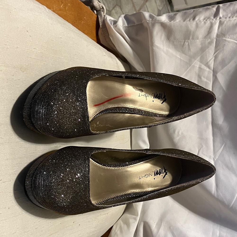New. Fioni night , silver, gold n bronze fabric shimmer pumps. Sz 7.5. Small